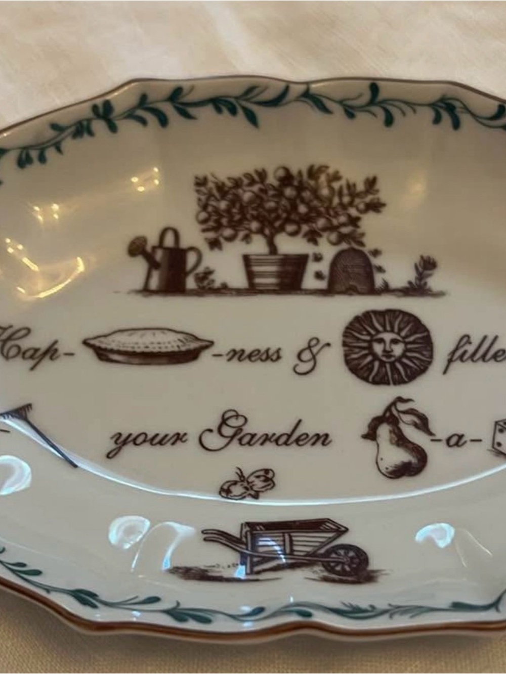 COLONIAL WILLIAMSBURG
REBUS RING TRAY: HAPPINESS
MAKES YOUR GARDEN A PARADISE